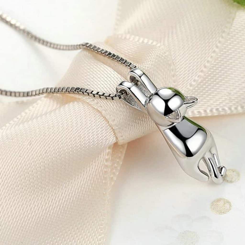 Pendentif En Argent Massif - Chat Avec Décor Rouge Et Vert - Occasion